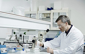 實(shí)驗(yàn)室高純水機(jī)的取水方法